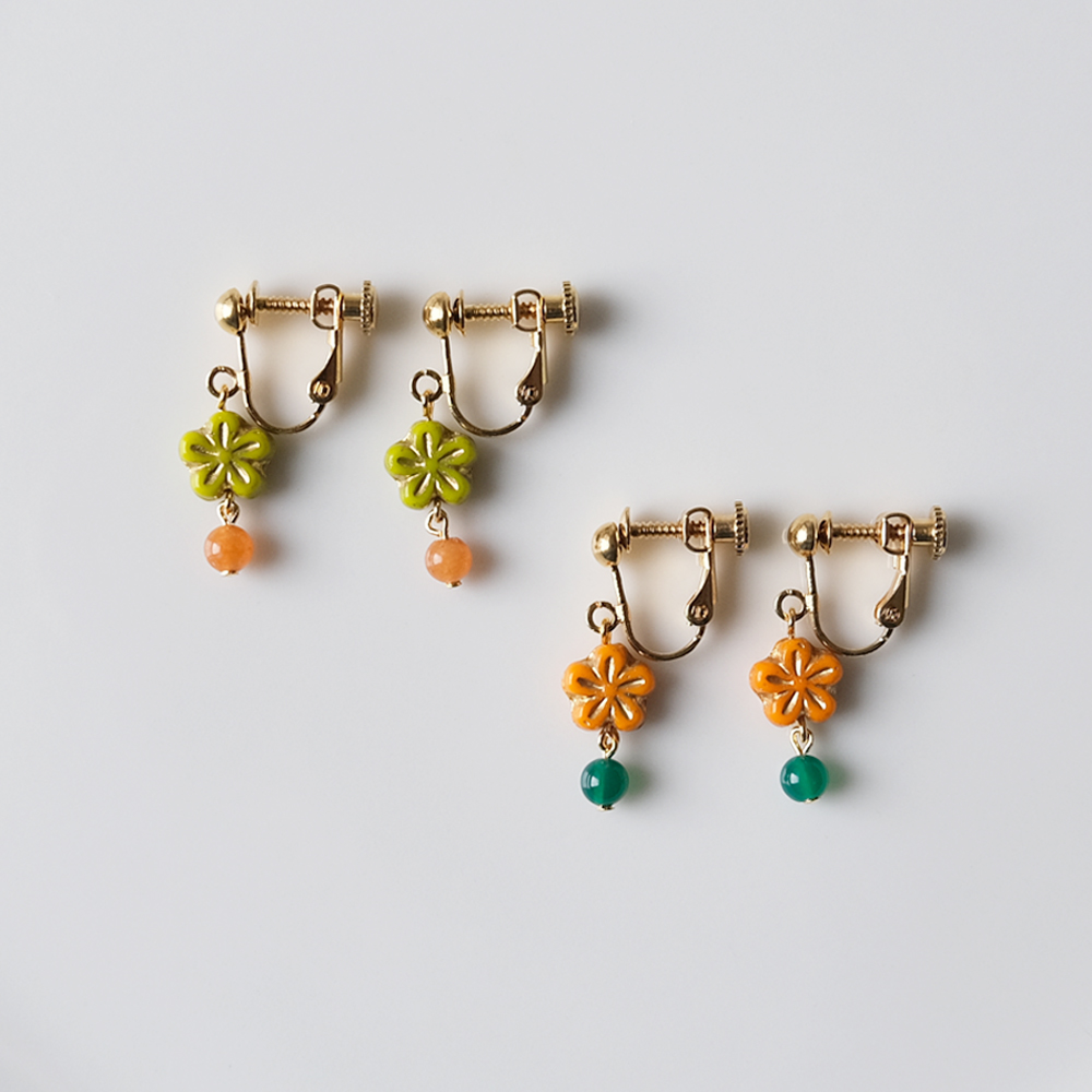 花モチーフのチェコビーズと天然石のバイカラーイヤリングの画像