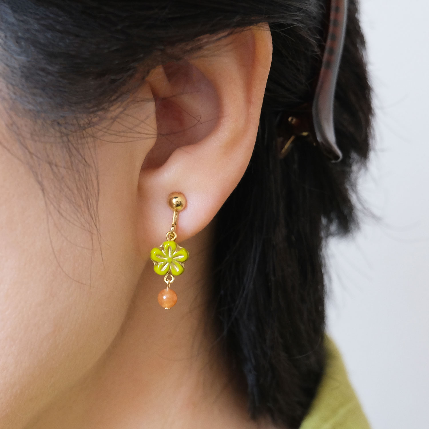 花モチーフのチェコビーズと天然石のバイカラーイヤリングの画像