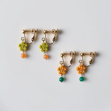 花モチーフのチェコビーズと天然石のバイカラーイヤリングの画像