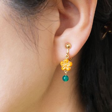 花モチーフのチェコビーズと天然石のバイカラーイヤリングの画像