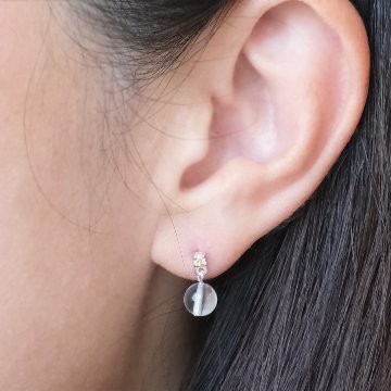 ジルコニアのトップにクリアクォーツをセットしたSILVER925ピアスの画像