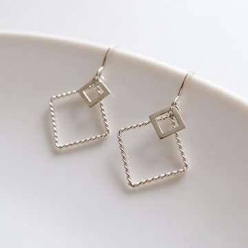 サイズ違いのスクエアをセットしたSILVER925ピアスの画像