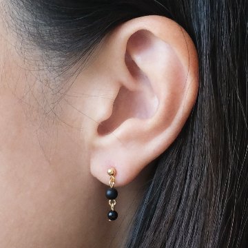 サイズ違いのオニキスをセットしたピアスの画像