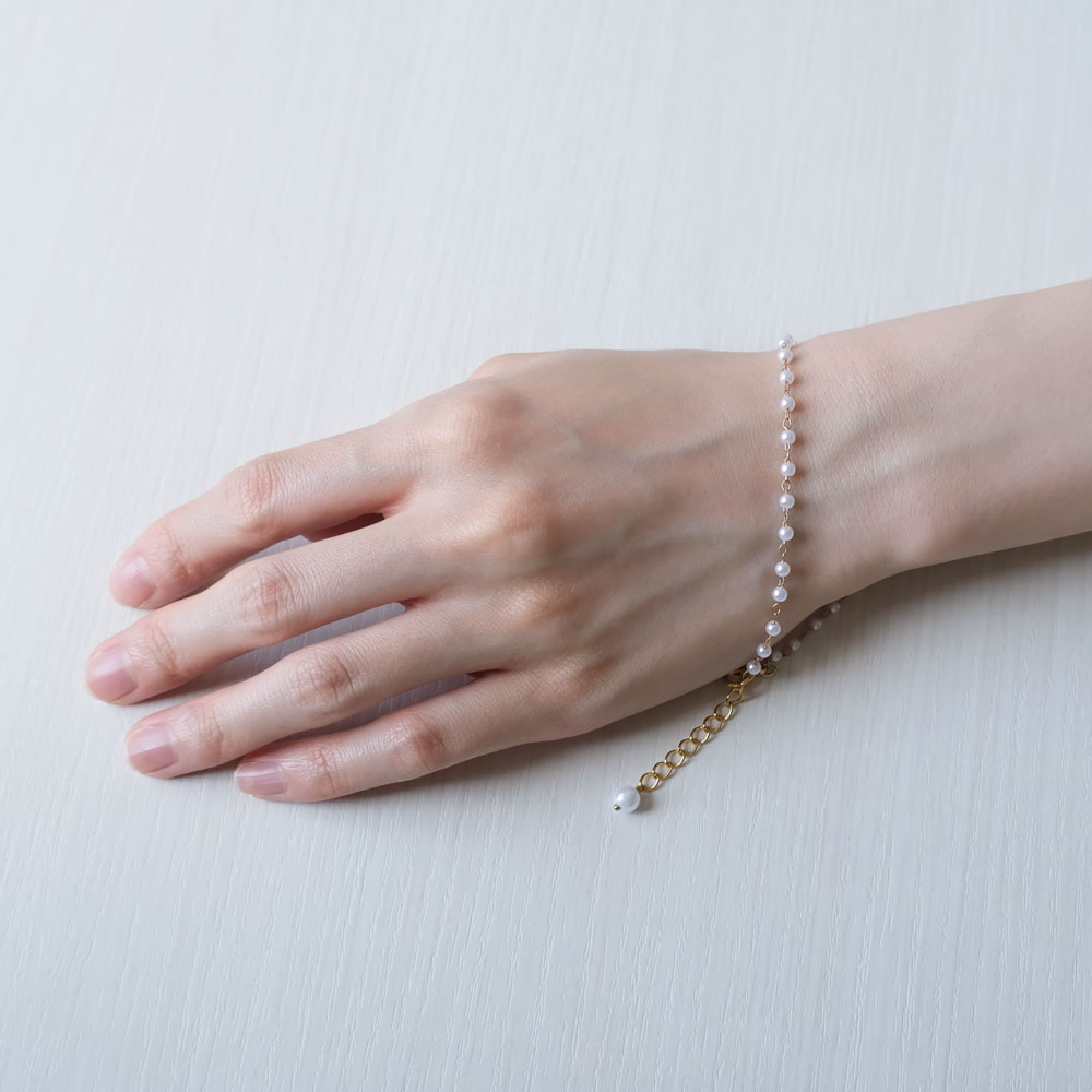 小さなパールをつなげたブレスレットの画像