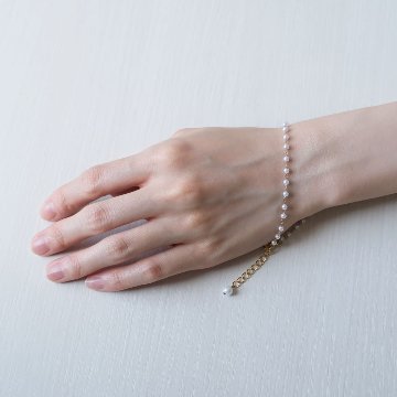 小さなパールをつなげたブレスレットの画像