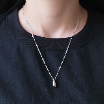 シンプルなドロップネックレスの画像