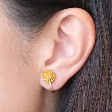 花モチーフのメタルイヤリングの画像