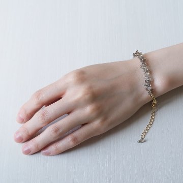 クォーツをふんだんに使用したブレスレットの画像