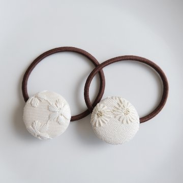 刺繍を施したくるみボタンのヘアゴムの画像