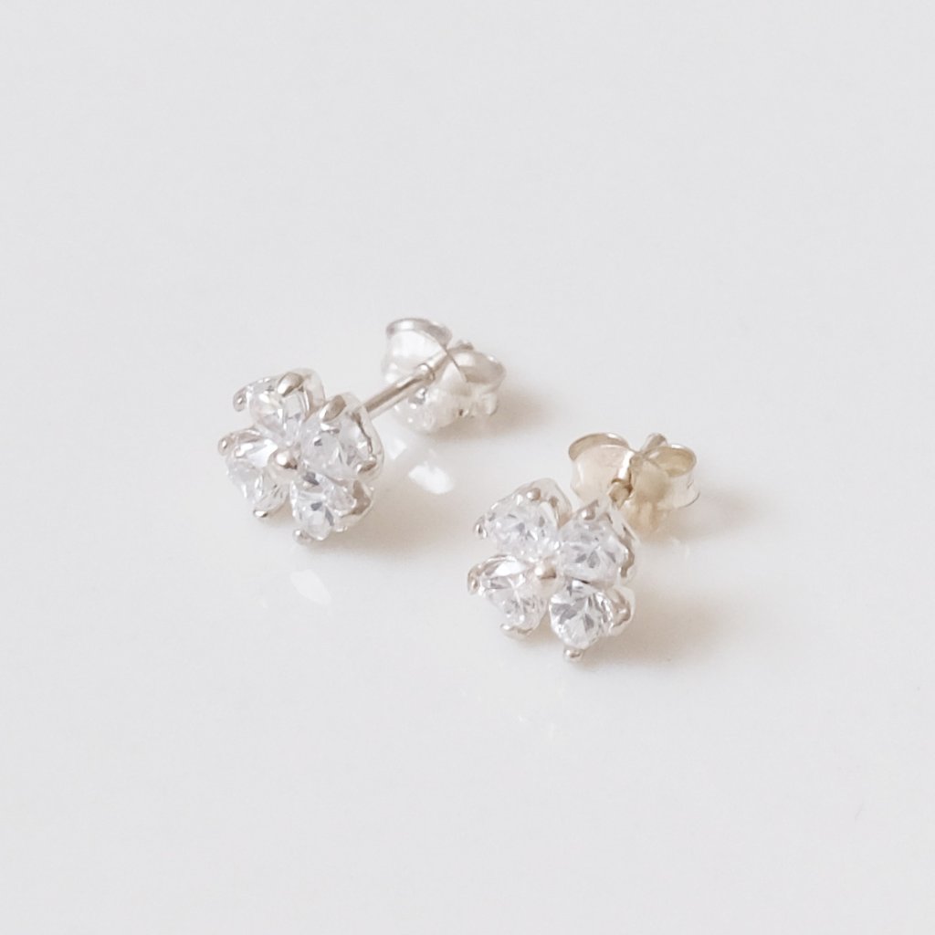 ジルコニアがキラキラ輝く花モチーフのSILVER925ピアス。の画像