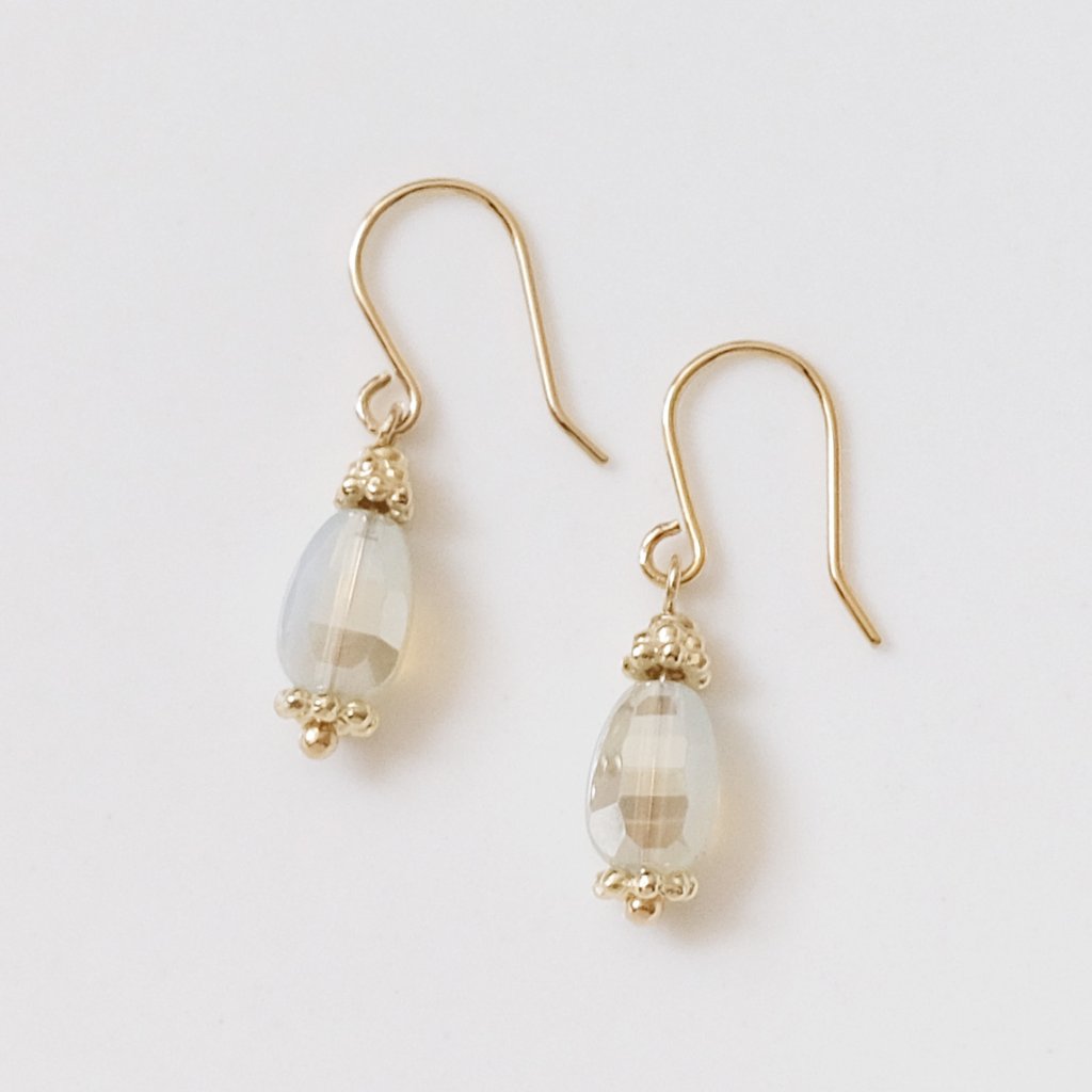 変形のガラスパーツにメタルパーツを重ねたメッキフックピアス。の画像