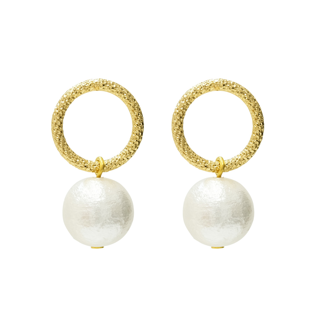 優しく揺れるコットンパールをセットしたフロスト加工のチタンポストピアス。の画像