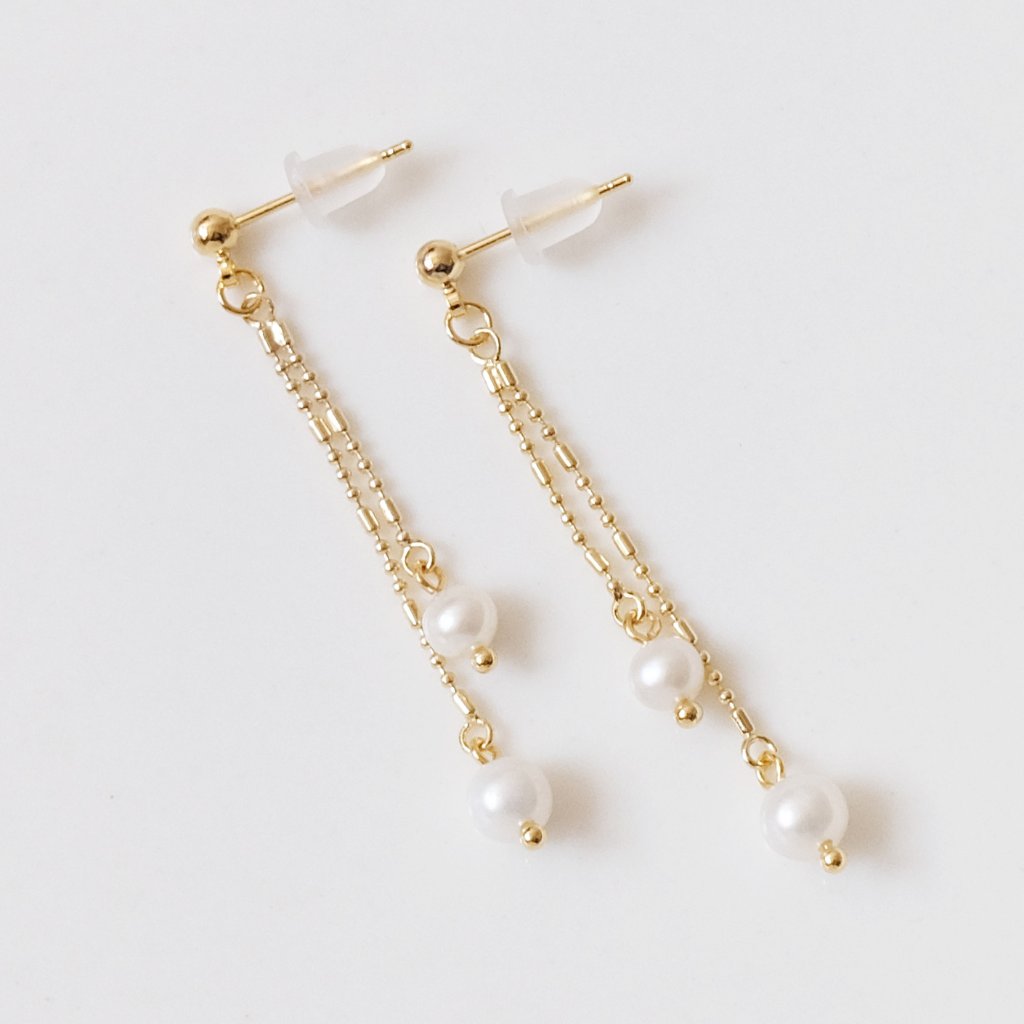 サイズ違いの淡水パールを長さの違うデザインチェーンにセットした優しく揺れるステンレスボールピアス。の画像