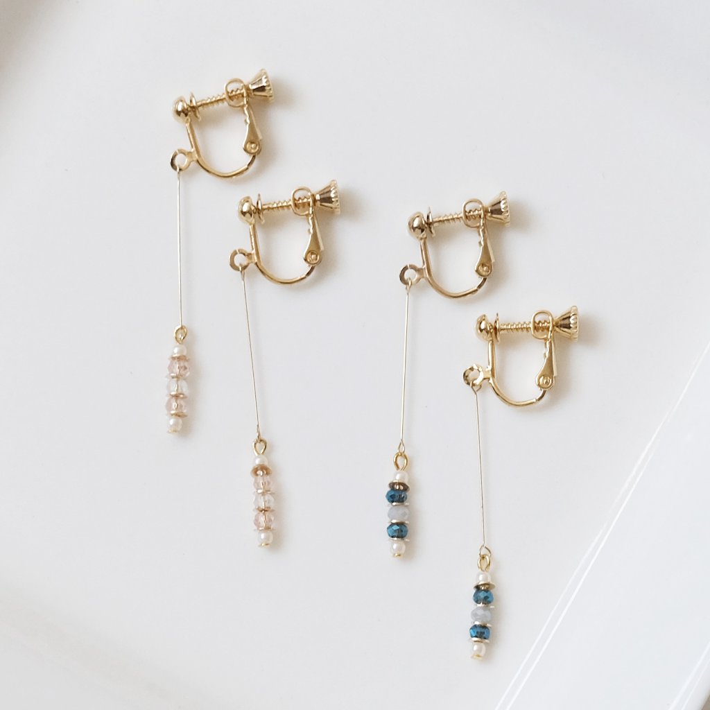 パール、ボタンカット、メタルビーズを重ねた揺れるイヤリング。の画像