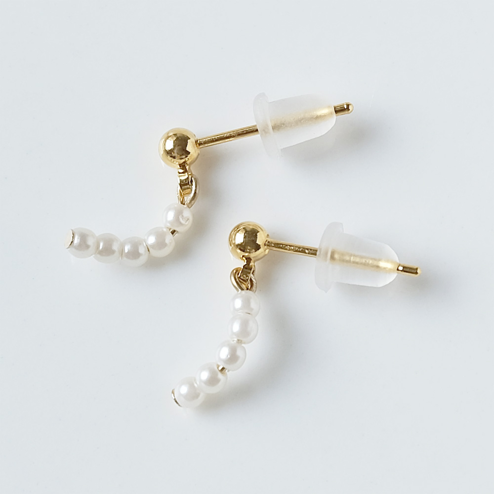 緩やかなカーブの小さなパールピアスの画像