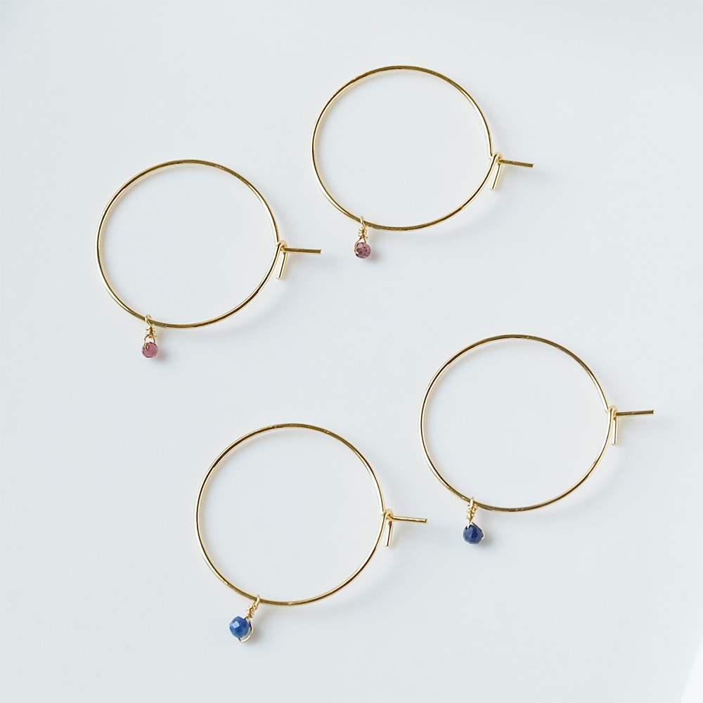 小さなラウンドカットの天然石をあしらったフープピアスの画像