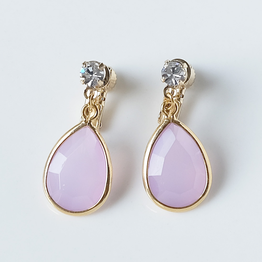 パープルのカットが入ったしずくパーツをセットしたラインストーンイヤリングの画像