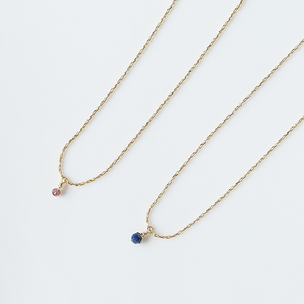 極細チェーンの小さな天然石が可愛いネックレスの画像