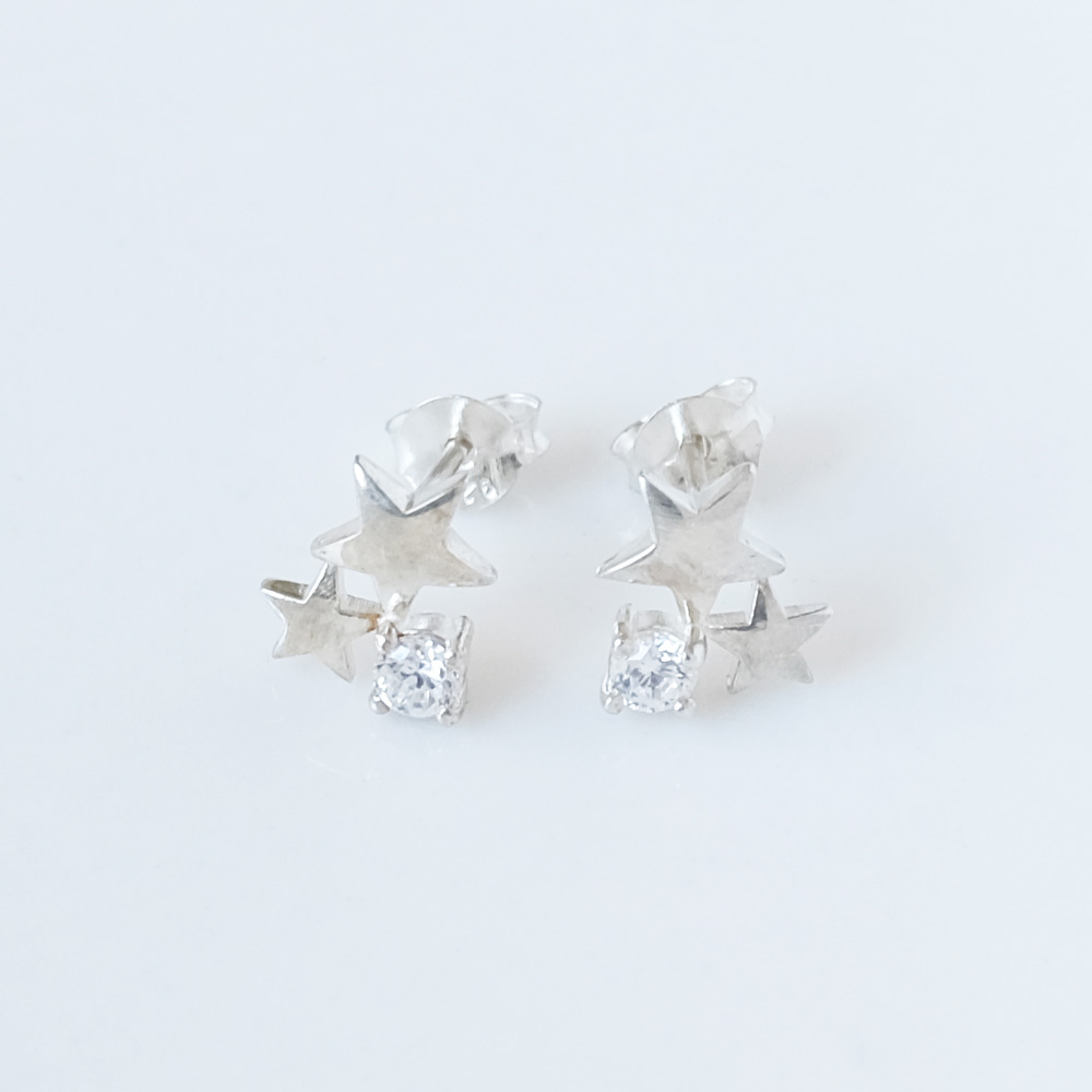 大小の星と小さなジルコニアをセットしたSILVER925ピアスの画像