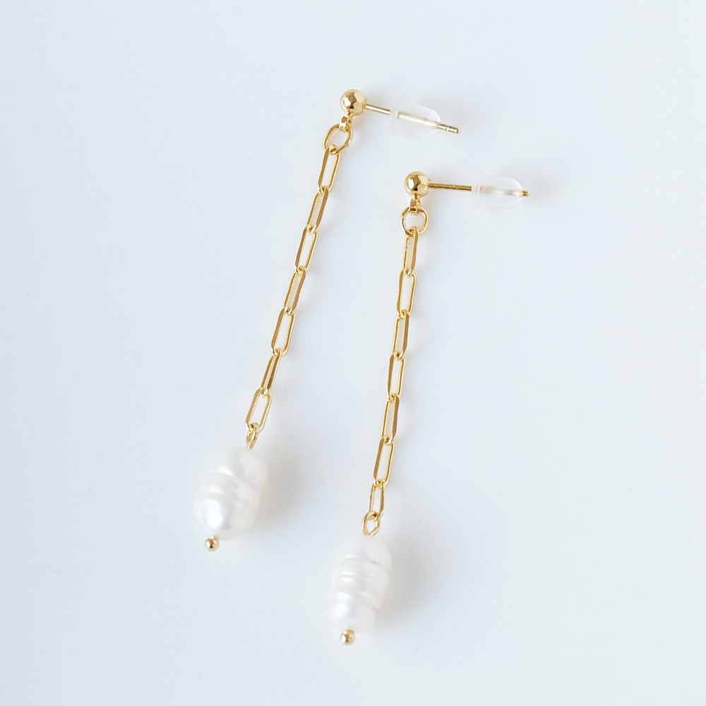 不規則な形のバロックパールをチェーンにセットした揺れるピアスの画像