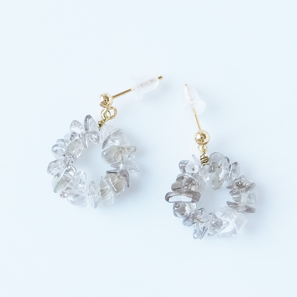 スモーキークォーツのサザレをフープに繋げた涼し気なピアスの画像