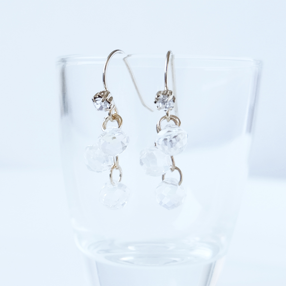 カットしたガラスビーズを連ねたピアスの画像