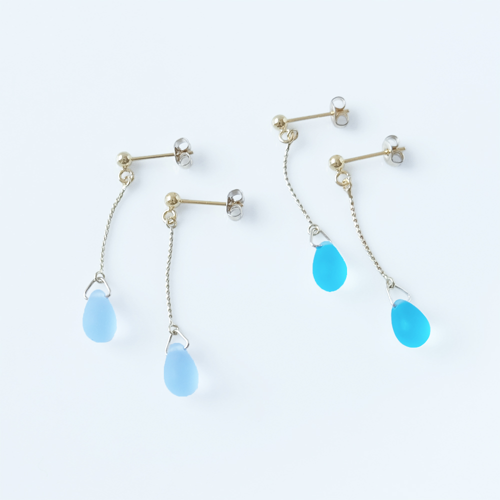 ガラスのドロップが涼しげなチェーンピアスの画像