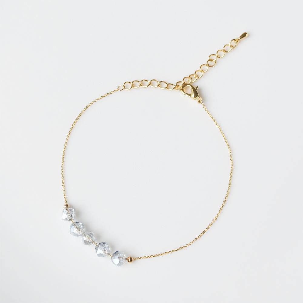 ライトブルーのカットガラスのチェーンブレスレットの画像