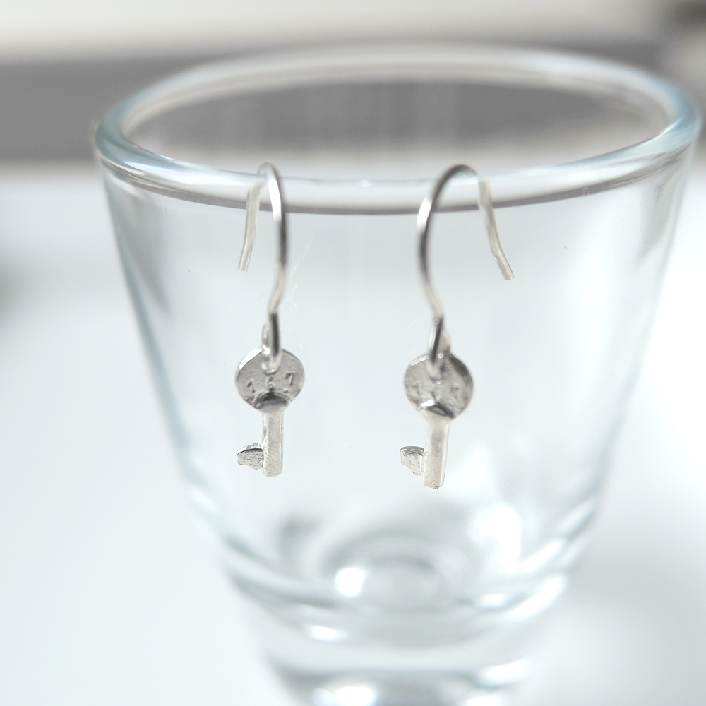 鍵モチーフSILVER925ピアスの画像