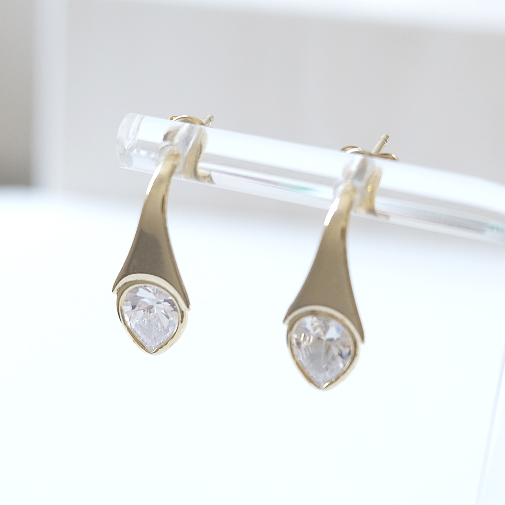 マーキスカットジルコニアを雫モチーフのメタルにセットしたピアスの画像