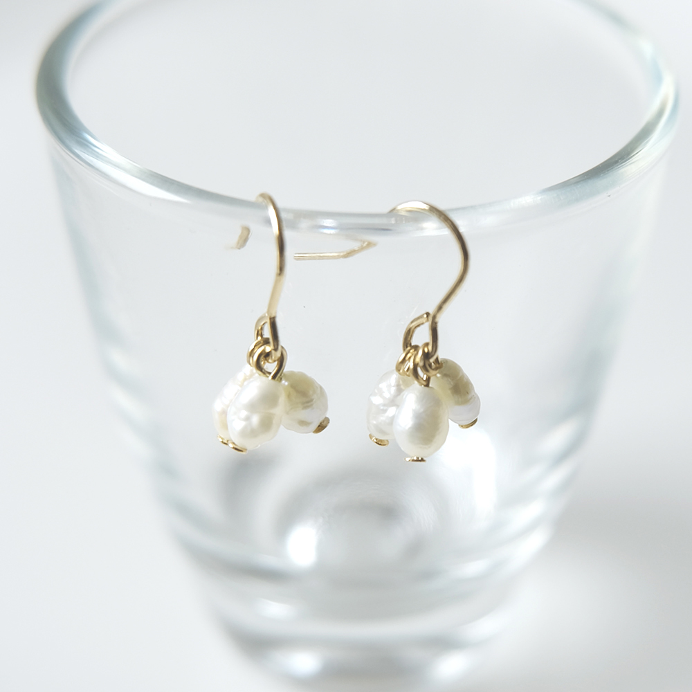 小さなライスパールのピアスの画像