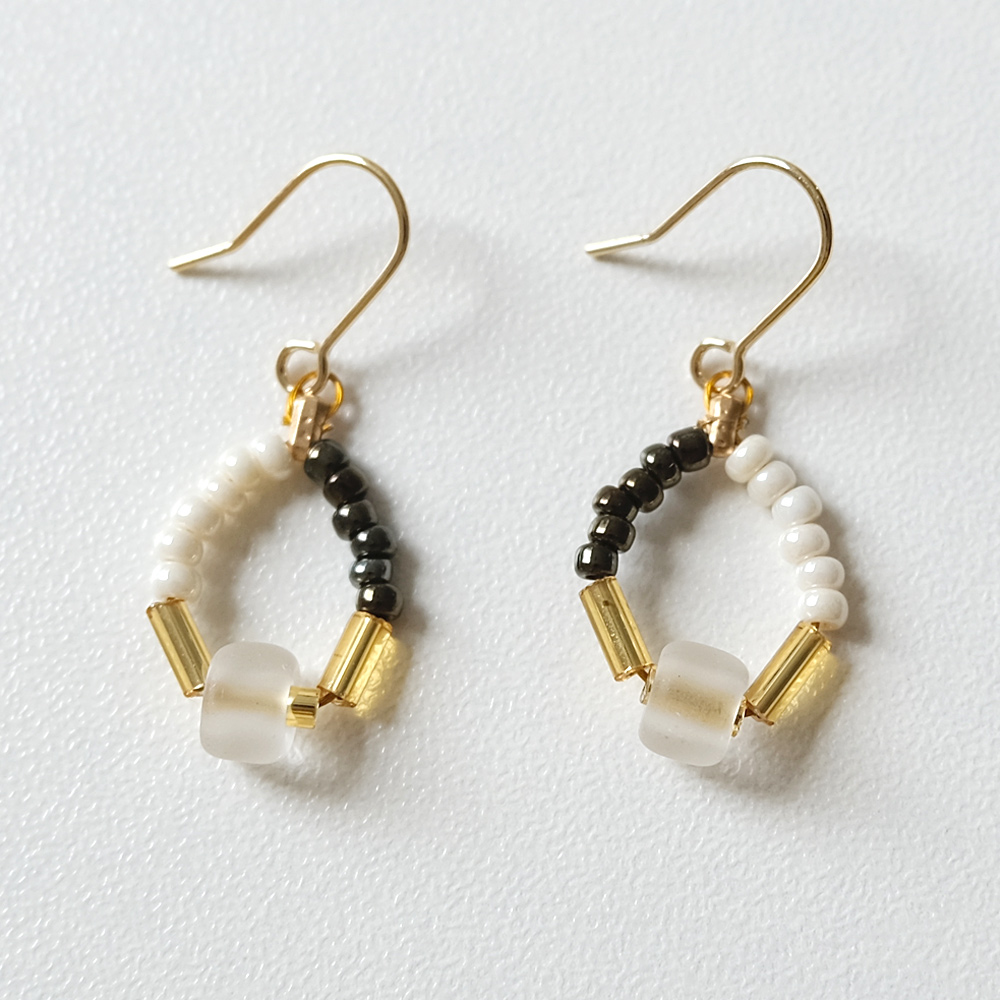 様々なビーズを使ったサークルピアスの画像