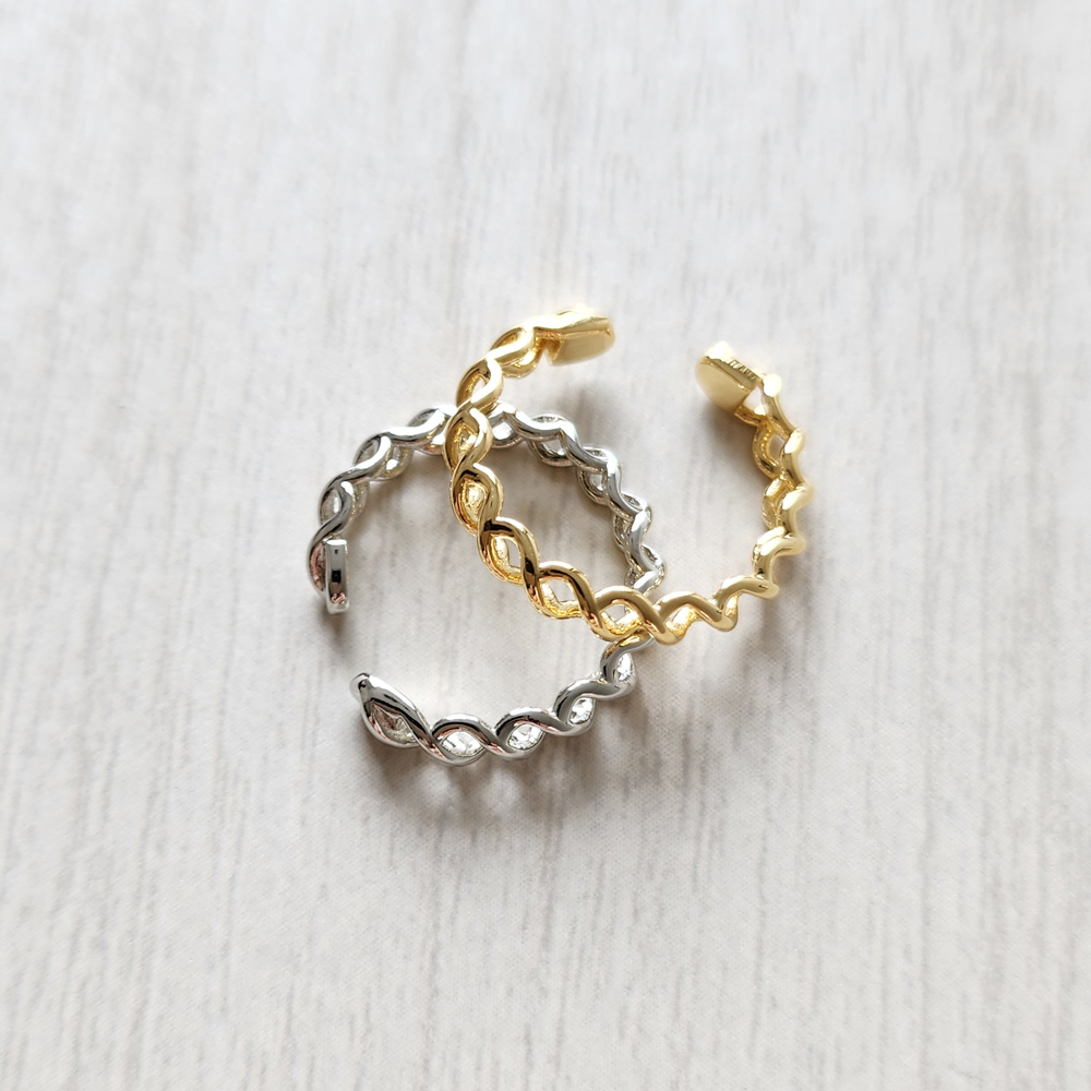 ねじりが入ったイヤカフの画像