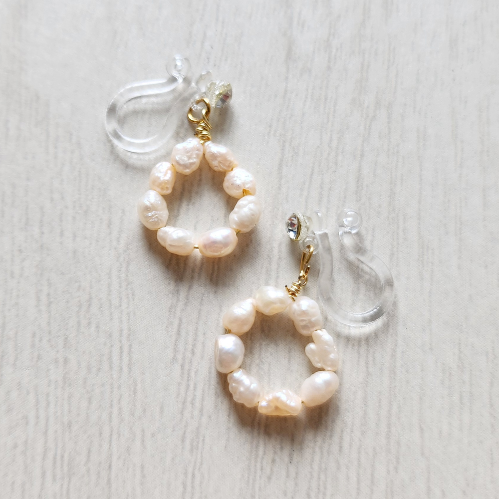 オレンジのライスパールのシリコンイヤリングの画像