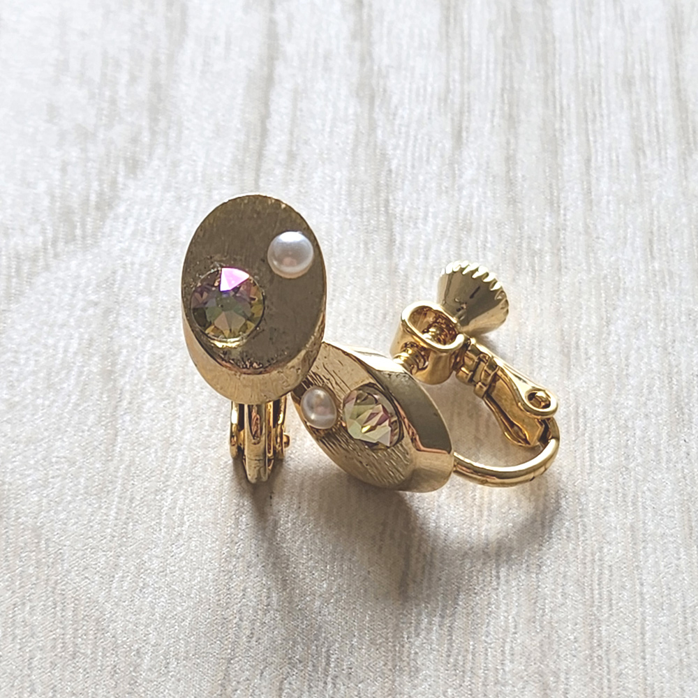 スワロフスキーパールとオーロラカラーをセットしたイヤリングの画像