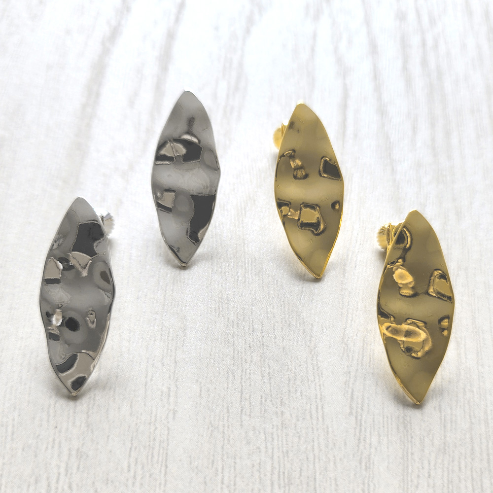 リーフモチーフのイヤリングの画像