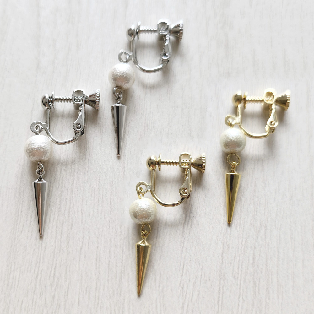 コットンパールと三角錐バーのイヤリングの画像