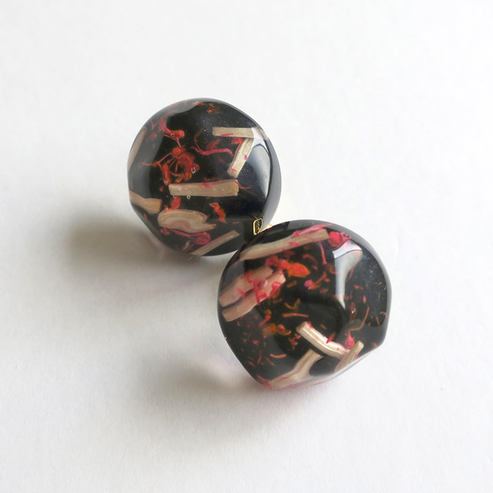 色々なパーツを埋め込んだイヤリングの画像