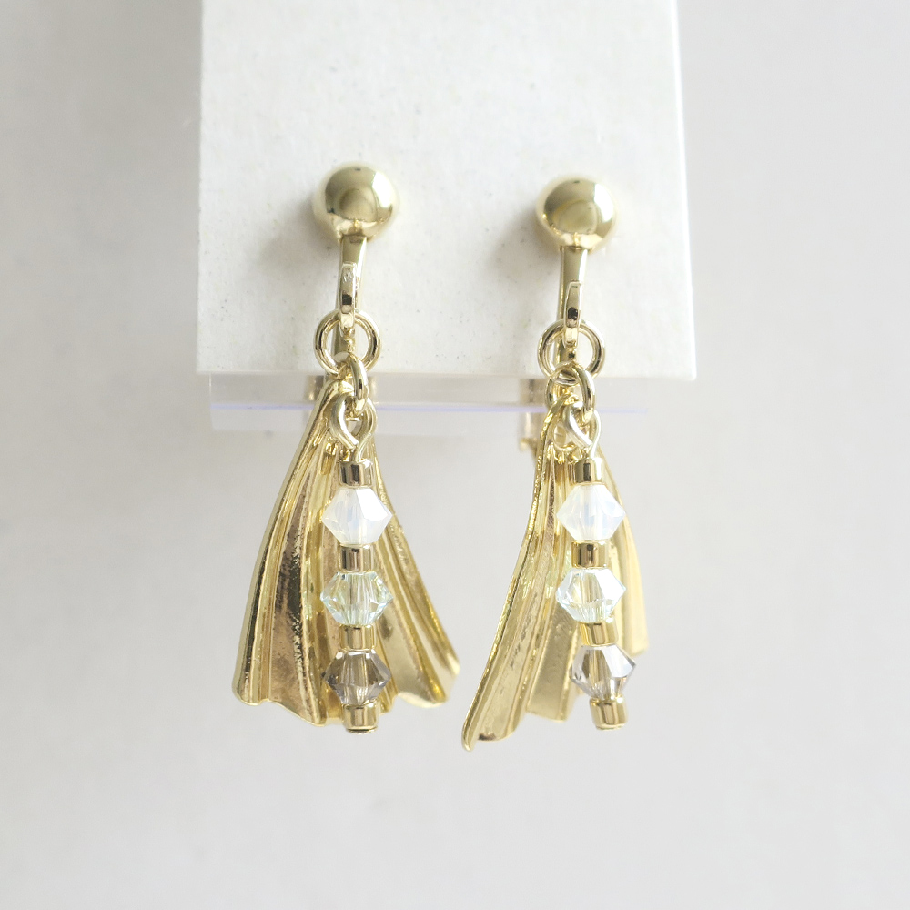 三角のメタルパーツにGLASSビーズをセットしたイヤリングの画像