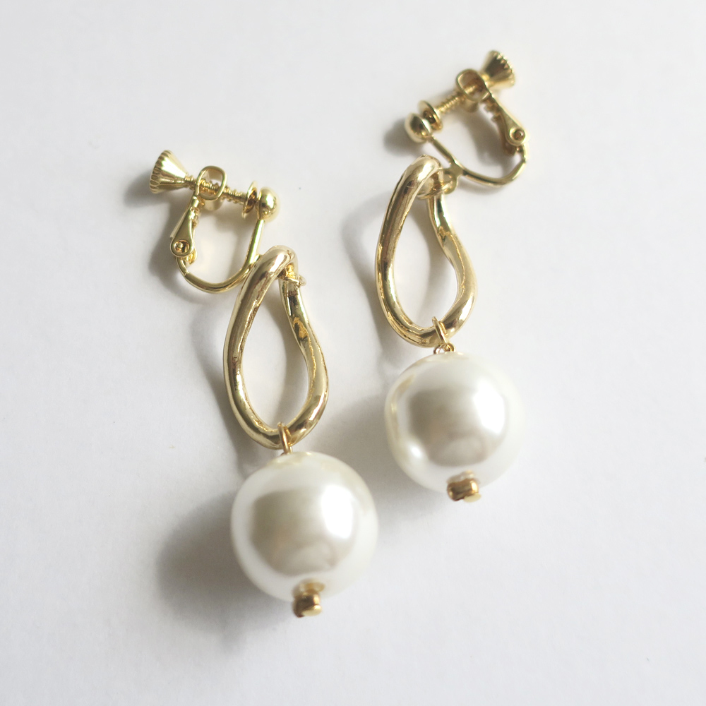 ボリュームあるイミテーションパールとひねりのパーツのイヤリングの画像