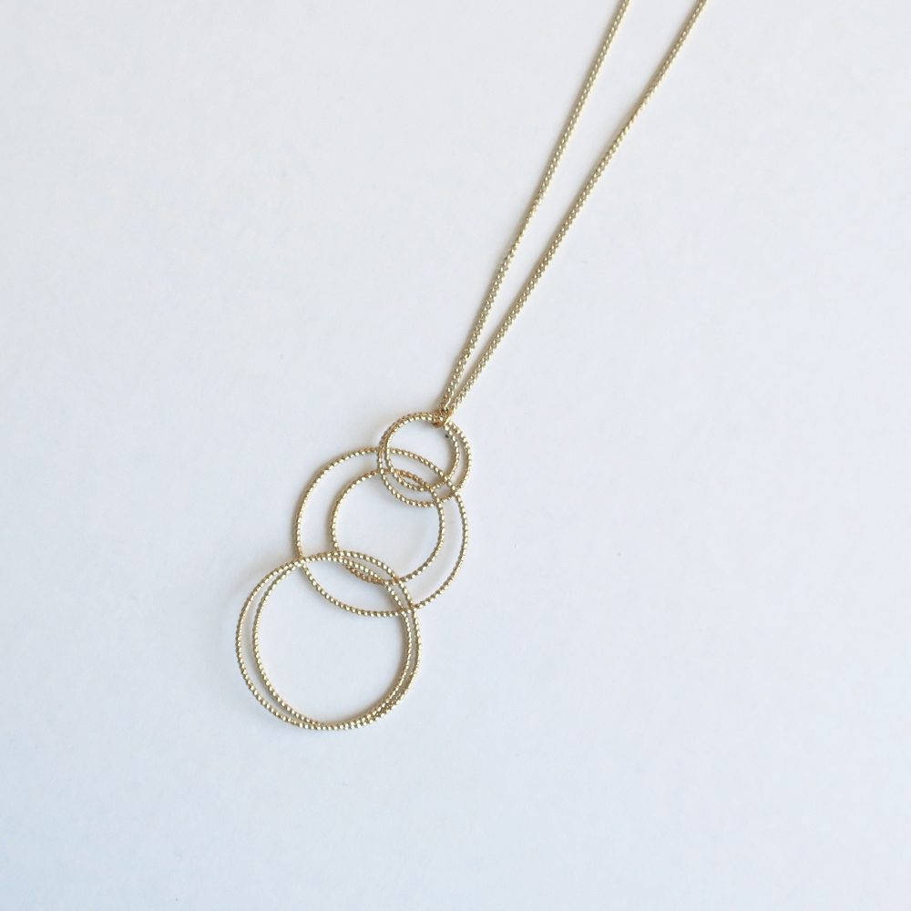サイズが違うフープを重ねたネックレスの画像