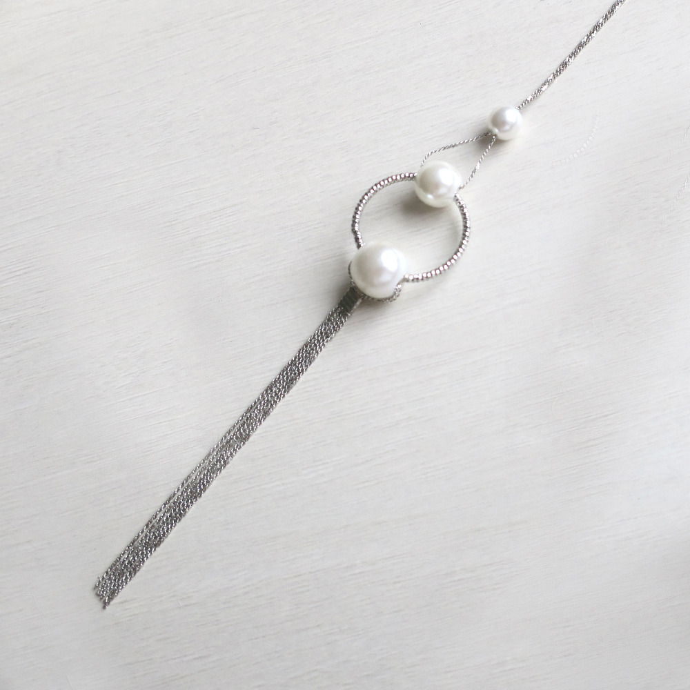 パールとメタルタッセルをセットしたロングネックレスの画像