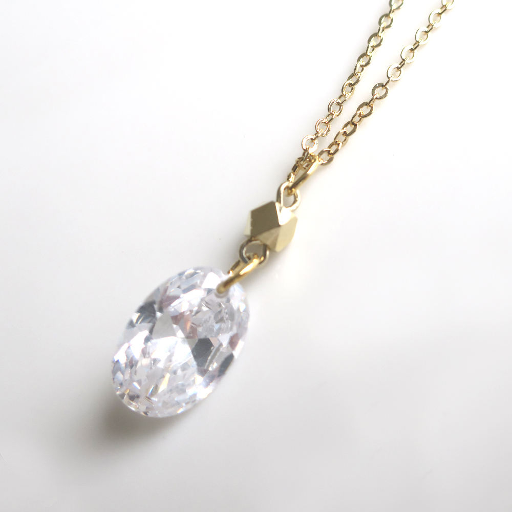 オーバルジルコニアが輝くネックレスの画像