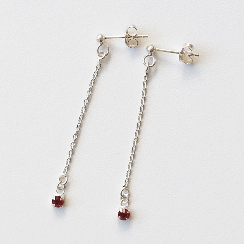 小さなルビー風ストーンが揺れるSILVER925ピアスの画像