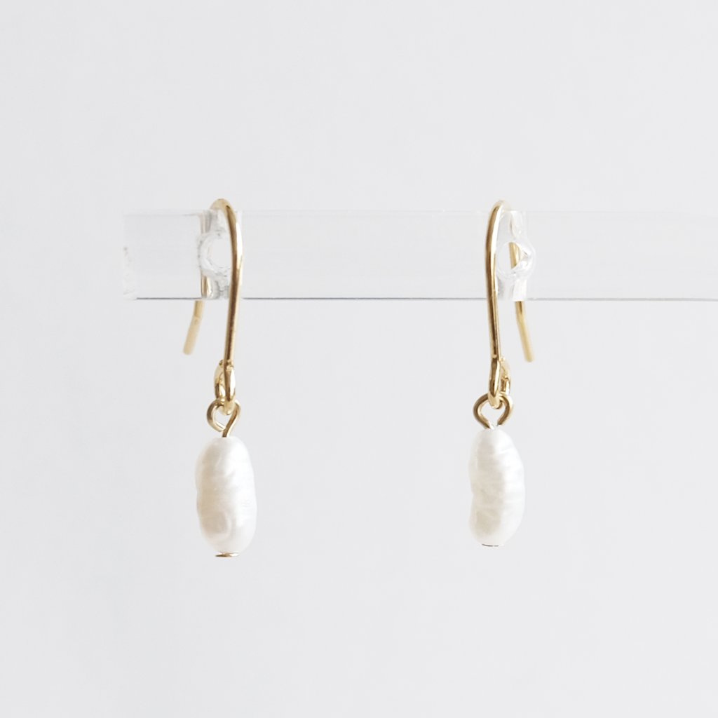 細長い淡水パールを使ったシンプルなピアスの画像