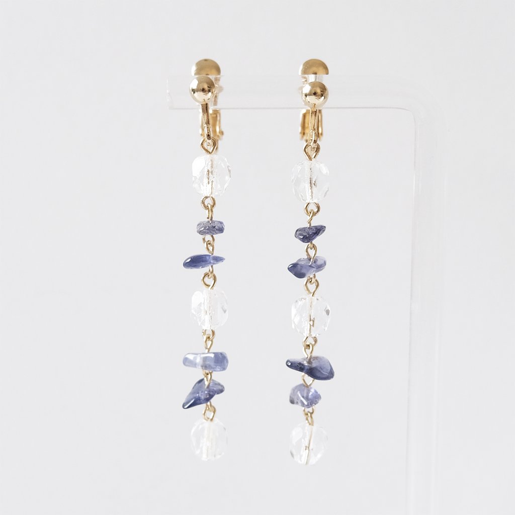 さざれ天然石とチェコビーズをセットしたイヤリングの画像