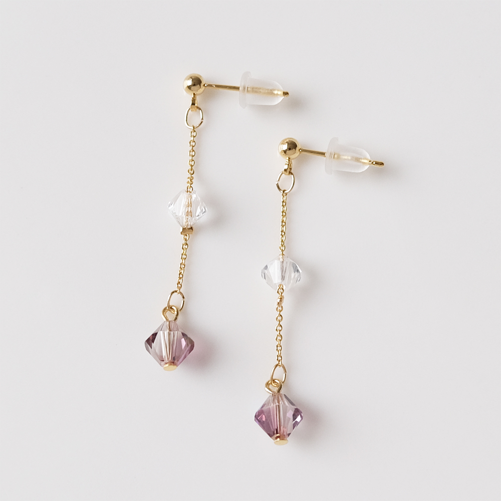 2色のサイズ違いのガラスビーズをチェーンで繋げたピアスの画像