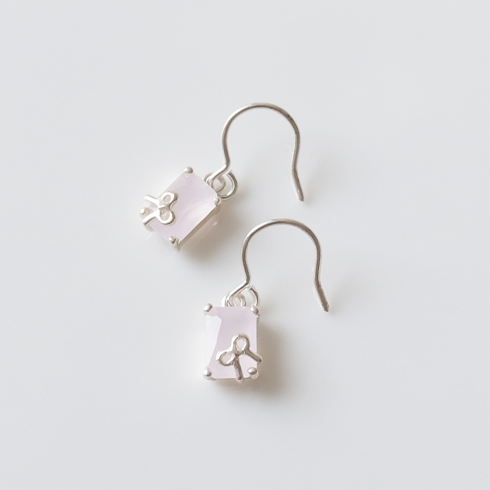 ローズクォーツをプレゼントに見立てたSILVER925ピアスの画像