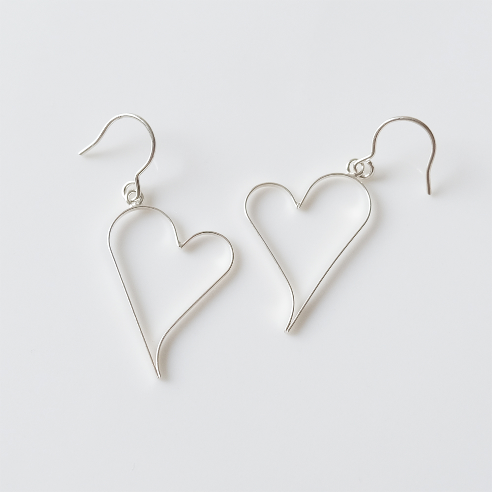 いびつなハートモチーフのSILVER925ピアスの画像
