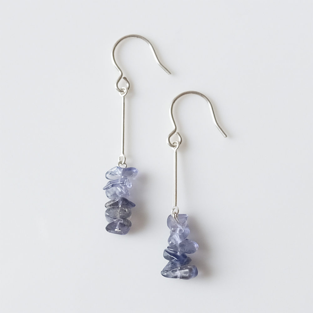 タンザナイトのさざれをバーにセットしたSILVER925ピアスの画像